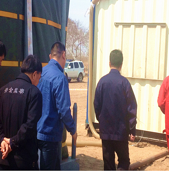 大慶油田有限責任公司副總經(jīng)理兼大慶油田管理局副局長萬軍同志調(diào)研我公司位于大慶油田采油九廠致密油區(qū)塊平臺移動式返排液項目處理現(xiàn)場.